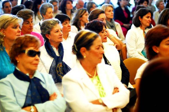 Entre las asistentes se pudo percibir un fervor especial ante la visita de la imagen de la Virgen.